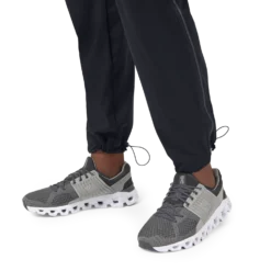On Running Men's Track Pant - Black (166.00335) -Saucony || BROOKS || Hoka Shop SS21TrackPantsBlackMPackShot10